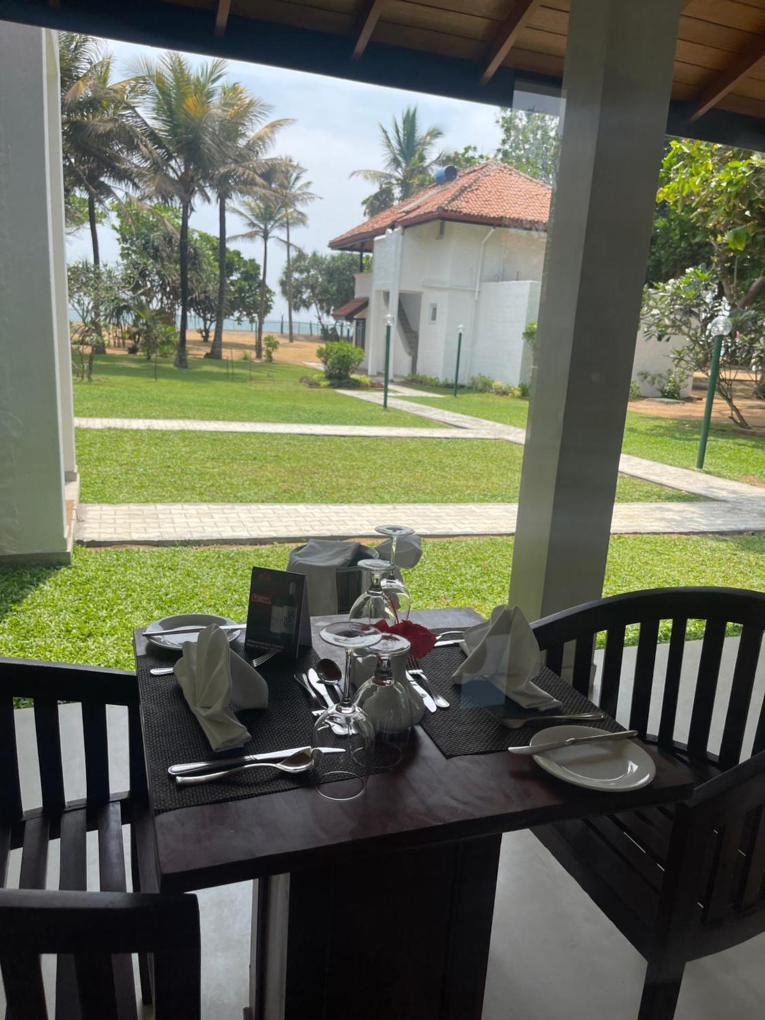 Hibiscus Beach Hotel & Villas Kalutara Esterno foto