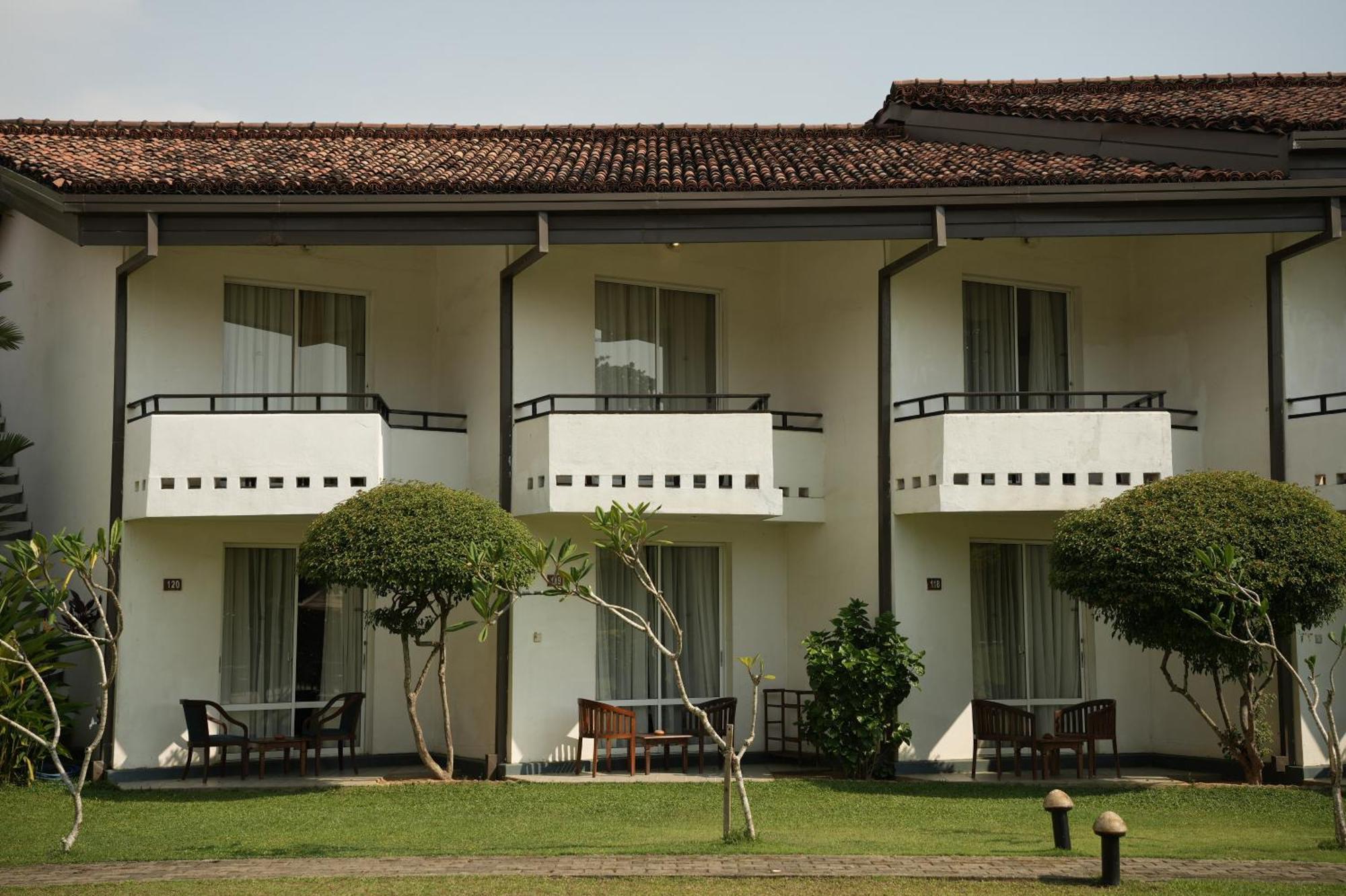 Hibiscus Beach Hotel & Villas Kalutara Esterno foto