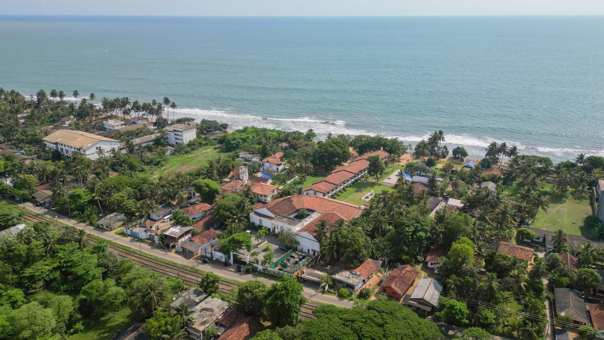 Hibiscus Beach Hotel & Villas Kalutara Esterno foto