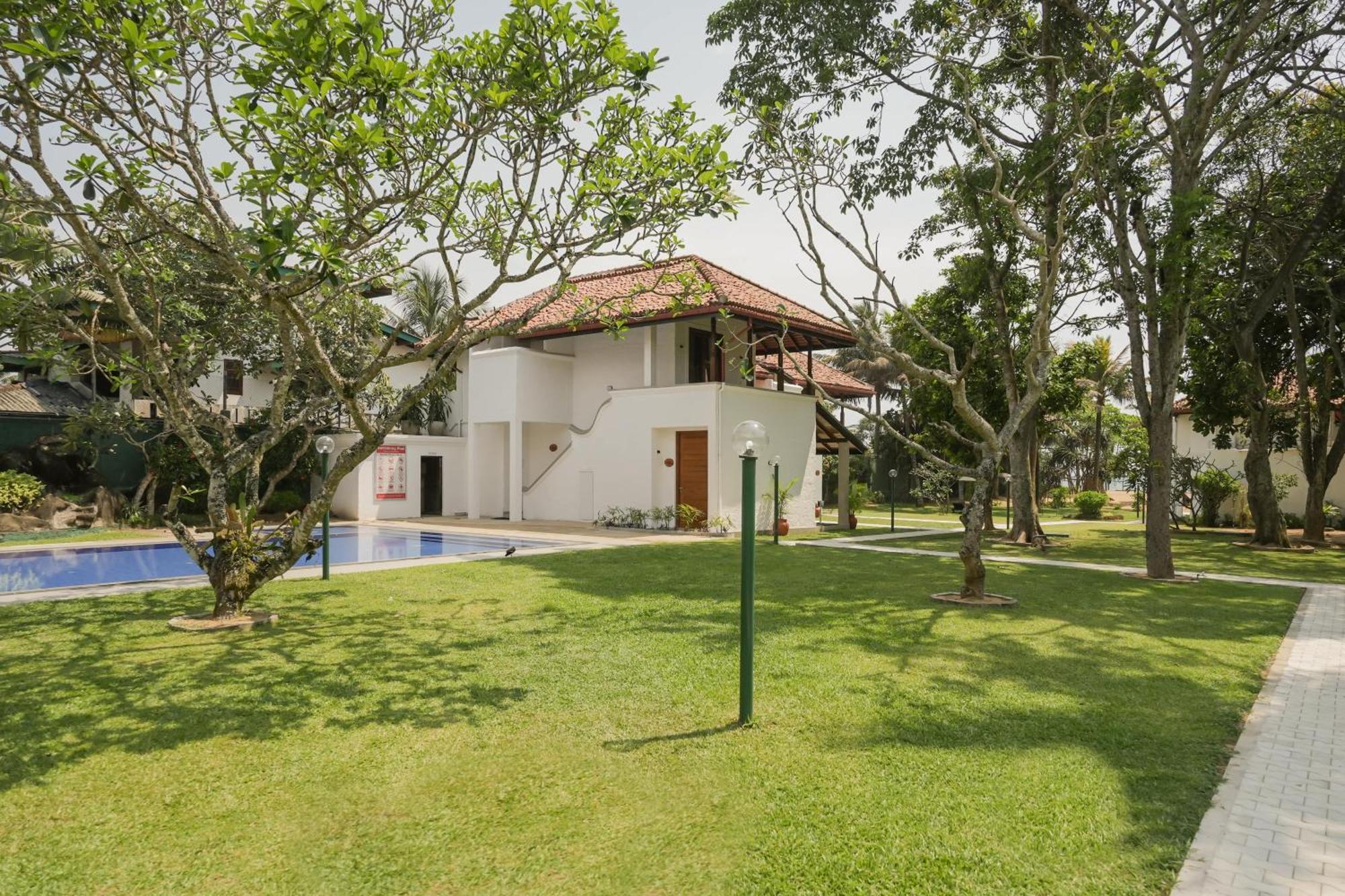 Hibiscus Beach Hotel & Villas Kalutara Esterno foto